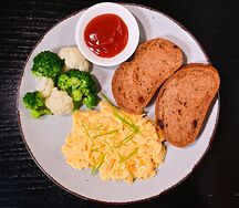 Скрамбл с овощами