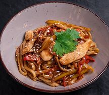Удон с курицей и овощами