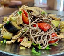Вок веган vegan гречневая лапша (соба) с соевым мясом и печеными овощами