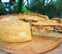 Картофельный пирог с курицей, беконом и сыром чеддер