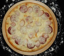 Пицца с салями и сосисками сливочная основа
