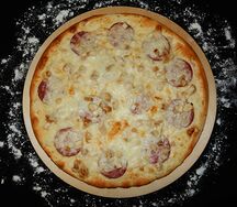 Пицца с салями и курицей сливочная основа