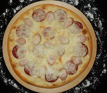 Пицца с салями и сосисками томатная основа