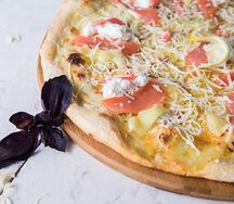 Пицца с лососем и имбирём