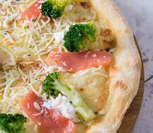 Пицца с лососем и брокколи