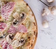 Пицца с ветчиной и грибами