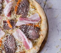 Пицца с телятиной и беконом