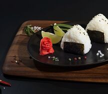 Онигири с лососем
