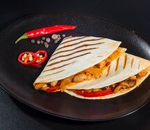 Кесадилья с курицей и грибами