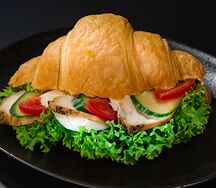 Круассан с курицей