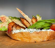 Брускетта с чипсами и креветкой