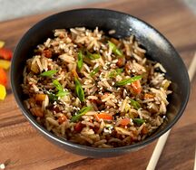 Жареный рис с овощами