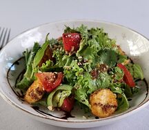 Салат с жареным сыром фета
