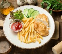 Куриная грудка с фри и кетчупом