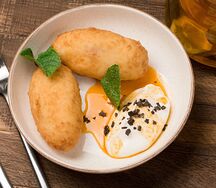 Сырники по-киевски со сметаной и облепиховым соусом