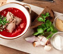 Борщ с говядиной, хлебом и салом