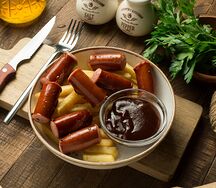 Колбаски с фри и соусом барбекю