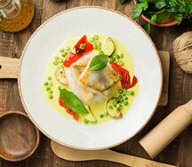 Судак с овощами и рисом