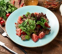 Салат с печенью, томатами и халвой