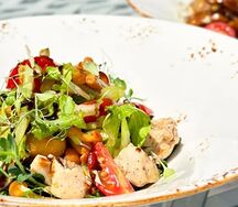 Теплый салат с куриным филе