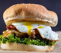 Burger avec oeufs