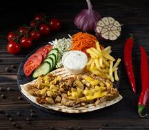 Шаурма в тарелке Сырная