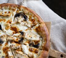 Пицца с курицей и грибами