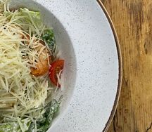 Салат Цезарь с креветками