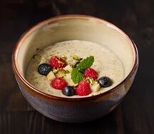 Каща овсяная с ягодами и фисташками