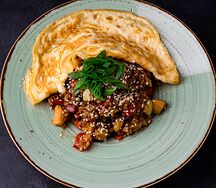 Рис с овощами, курицей и омлетом