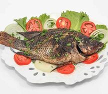 Poisson braisé avec attieké