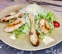 Салат Цезарь с курицей