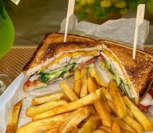 Сэндвичи с жаренным цыпленком, сыром и картофелем фри