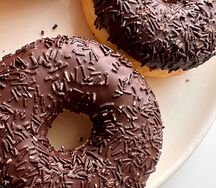 Донат с шоколадной начинкой