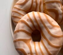 Донат с карамелью