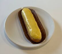 Эклер лимонный