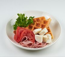 Вафли сырные с ветчиной и моцареллой