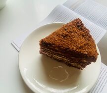 Медовик шоколадный с клюквой