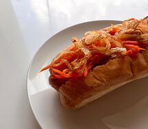 Хот-дог гриль со свиной колбаской