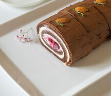 Шоколадное полено с вишней