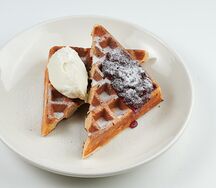 Вафли с малиновым джемом