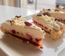 Торт брусничный с белым шоколадом