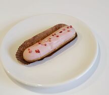 Эклер клубничный