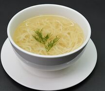 Куриный бульон с лапшой
