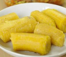 Banane bouillie avec poulet frit