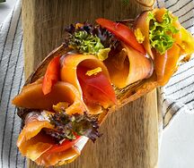 Брускетта с лососем