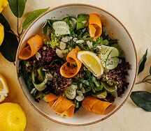 Большой зеленый салат с семенами чиа