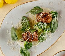 Куриное бедро с брокколи и шпинатом в сливочном соусе