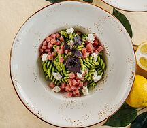 Фузилли с тартаром из тунца и песто из петрушки