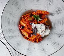 Пенне аррабиата с сыром страчателла